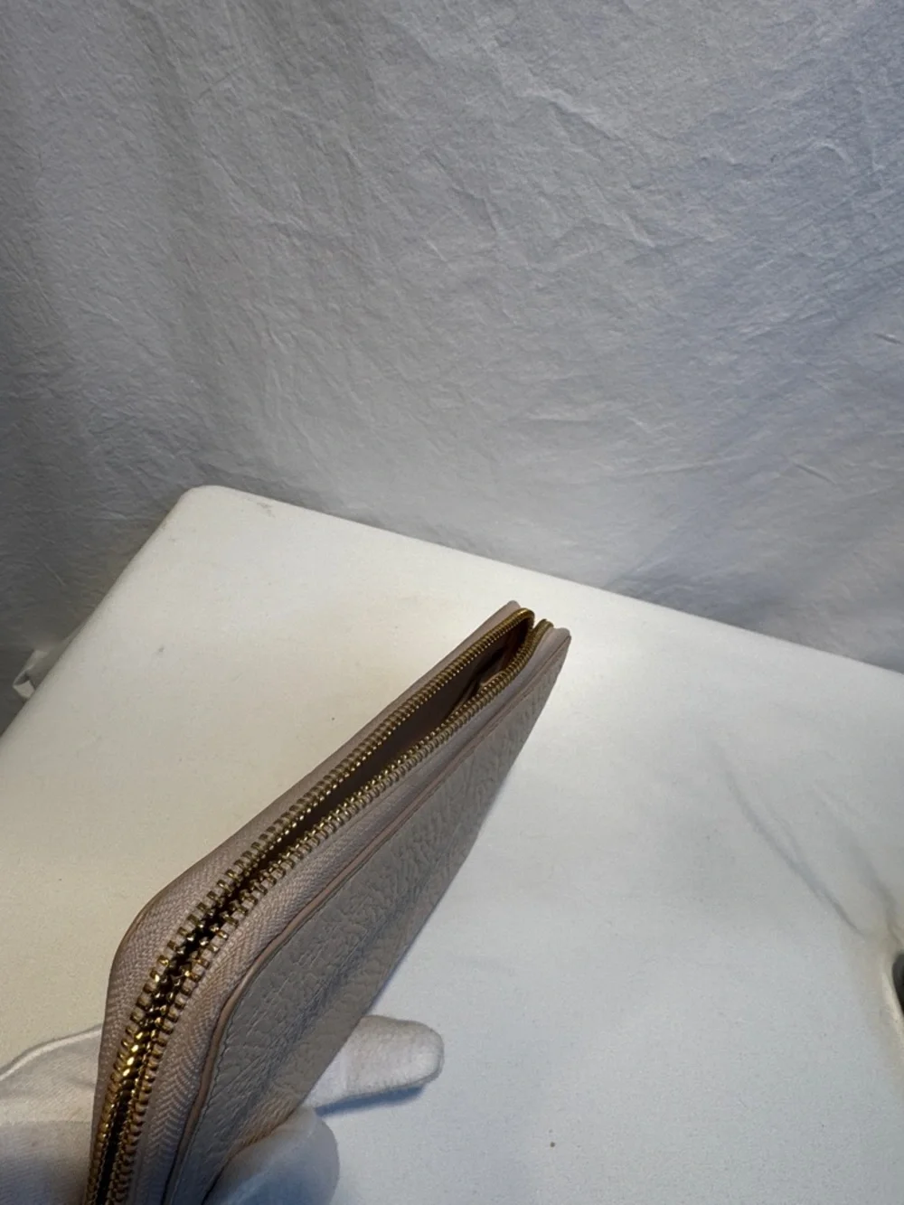 Tory Burch Taupe Pebbled Leather Zip Wallet with Logo - Picture 12 of 12